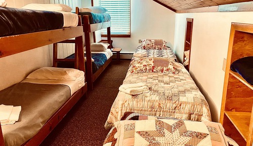 Habitación básica, varias camas