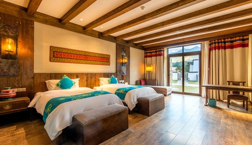 Habitación superior con 2 camas individuales, vistas al jardín
