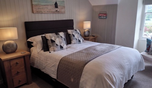 Habitación Confort doble, 1 cama de matrimonio grande, baño privado, vistas a la montaña