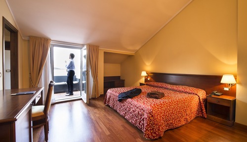 Habitación panorámica doble, 1 cama de matrimonio grande, balcón, en una planta alta