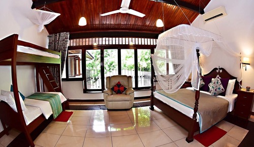 Habitación cuádruple de lujo, varias camas, baño privado