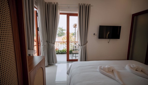Habitación de luna de miel doble, 1 cama de matrimonio grande, vistas al río, en una planta alta