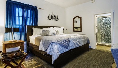 Habitación estándar, 1 cama de matrimonio grande, bañera de hidromasaje ( (10, 11, 14, 15))