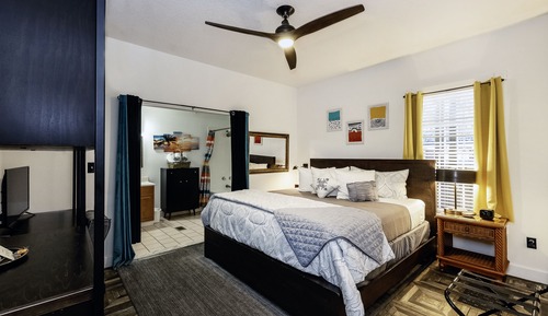 Habitación estándar, 1 cama de matrimonio grande, bañera de hidromasaje ( (10, 11, 14, 15))