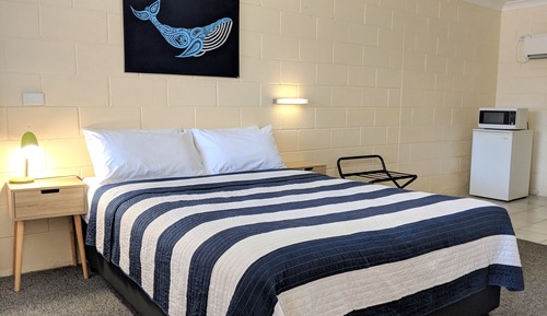 Habitación estándar doble, 1 cama de matrimonio, frigorífico y microondas, planta baja