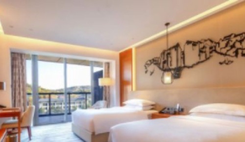 Habitación estándar, 2 camas dobles, balcón, vistas a la ciudad