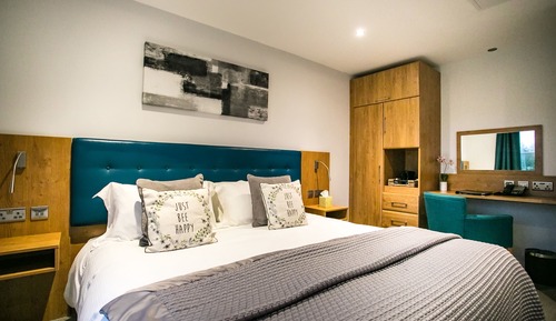 Habitación superior con 1 cama doble o 2 individuales, vistas al campo de golf