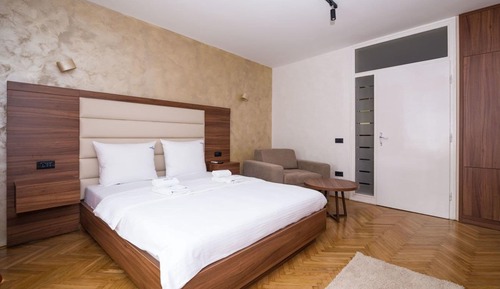 Studio Suite, City View