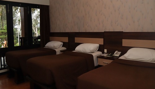 Habitación triple superior (with twin bed)