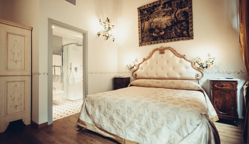 Habitación doble superior, 1 cama doble, baño privado, vistas a la ciudad