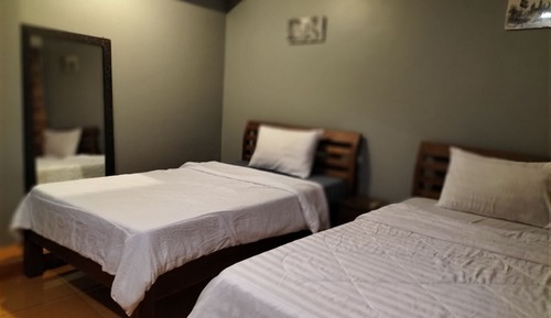 Habitación básica con 2 camas individuales