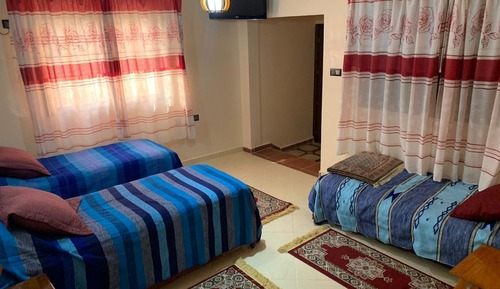 Habitación triple básica, varias camas, vistas al jardín