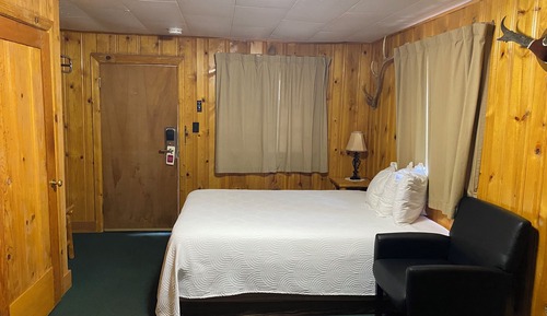 Habitación básica, 1 cama de matrimonio, vistas al río, junto a la montaña