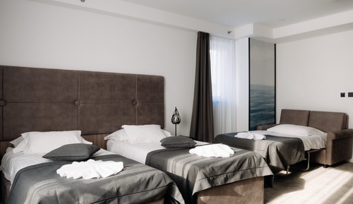 Deluxe triple room with partial sea view