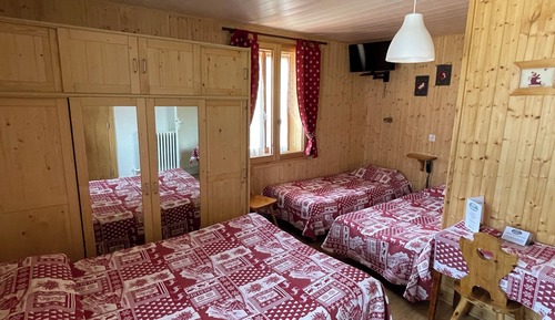 Habitación cuádruple familiar, varias camas, baño privado