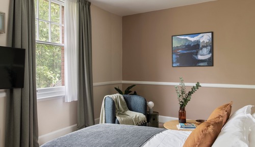 One Bedroom Apartment Plus