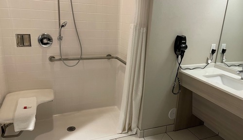 Habitación, 2 camas de matrimonio (Mobility & Hearing, Roll-in Shower)