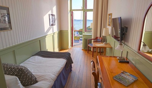 Enkelrum med havsutsikt