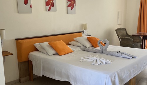 Suite estudio superior, 1 cama de matrimonio grande, terraza, vistas parciales al mar