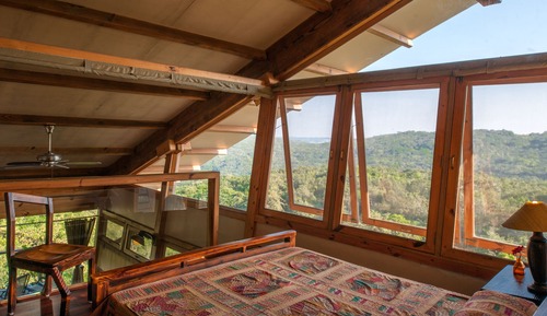 Casa Conforten un árbol, varias camas, vistas a la montaña