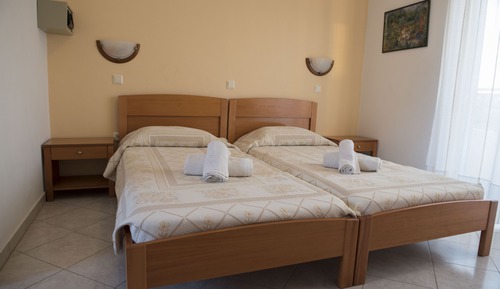 Estudio clásico, 2 camas individuales, cocina básica, vistas al jardín