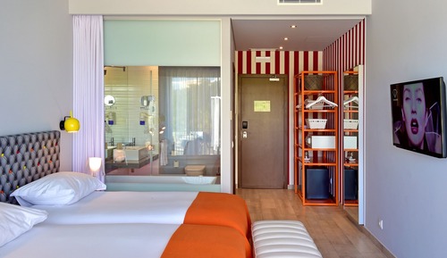 Habitación Deluxe con 1 cama doble o 2 individuales, vistas a la piscina