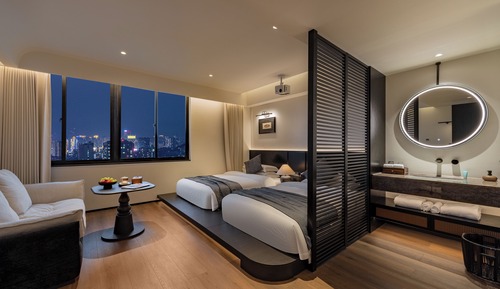 Habitación superior con 2 camas individuales, vistas al jardín