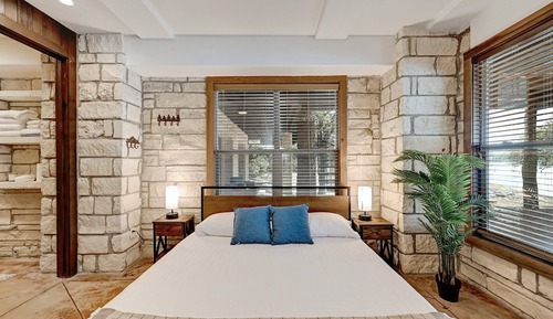 Casa, varias camas, bañera de hidromasaje (6021 Circle J Rd)