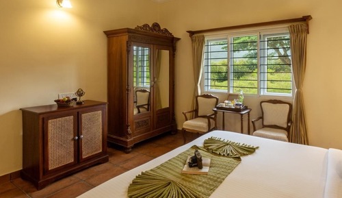 Habitación de lujo doble, 1 cama de matrimonio grande, patio, vistas a la montaña