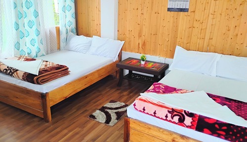 Habitación cuádruple Deluxe, balcón, vistas a la montaña