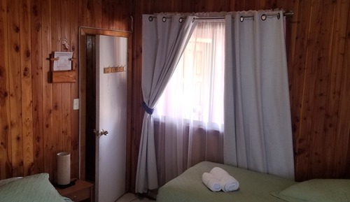 Habitación básica con 2 camas individuales