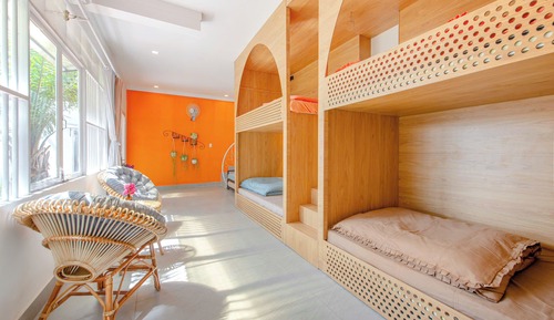 Dormitorio compartido de diseño, vistas al jardín