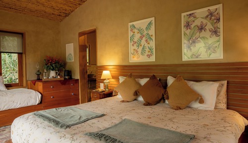 Habitación superior con 1 cama doble o 2 individuales, balcón, vistas a la montaña