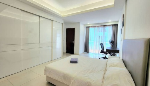Estudio superior, 1 cama de matrimonio, vistas a la ciudad