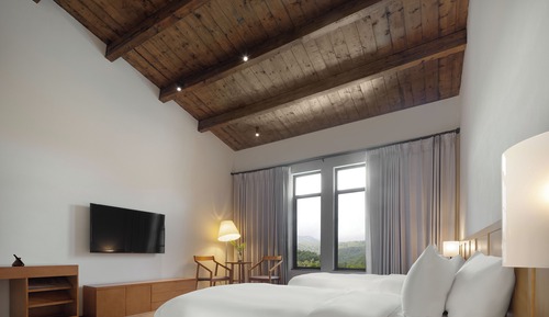 Habitación superior con 2 camas individuales, vistas a la colina
