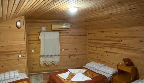 Habitación estándar doble, 2 camas dobles, balcón, vistas a la montaña