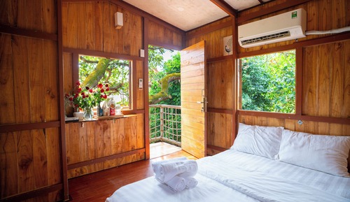 Casa panorámica en un árbol, vistas al jardín
