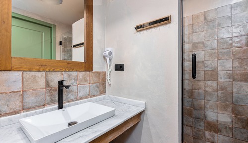 Habitación estándar con 2 camas individuales, balcón, vistas al jardín