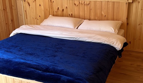 Habitación con 1 cama doble o 2 individuales, balcón, vistas a la montaña