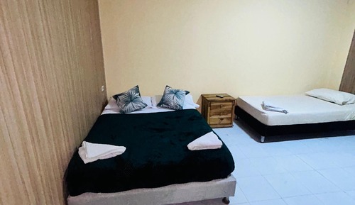 Habitación triple básica, patio