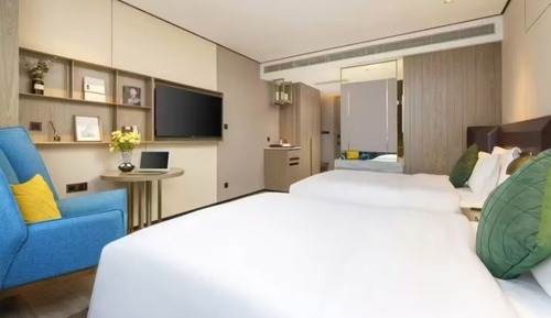 Habitación básica con 2 camas individuales, vistas a la ciudad