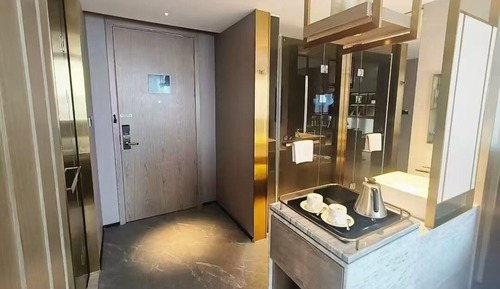 Habitación superior con 2 camas individuales, vistas a la ciudad