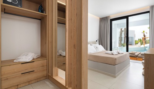 Suite with sharing pool