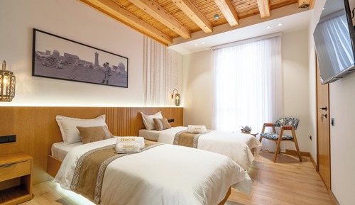 Habitación con 2 camas individuales, balcón, vistas a la ciudad