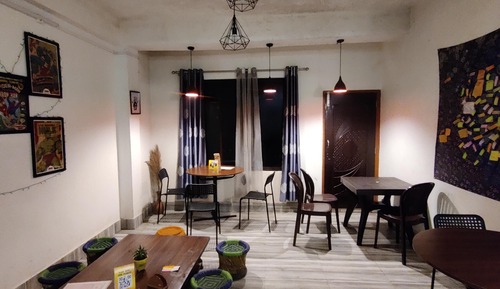 Habitación básica con 2 camas individuales, balcón, vistas a la colina