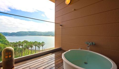 Habitación de estilo japonés, balcón, vistas a la playa