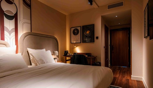 Habitación superior con 1 cama doble o 2 individuales, vistas a la ciudad