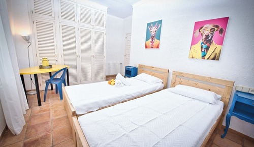 Habitación junior con 1 cama doble o 2 individuales, vistas al jardín (Llìvia)