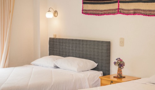 Habitación básica con 2 camas individuales, vistas a la montaña
