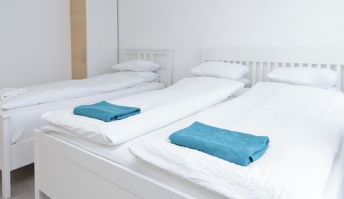 Habitación básica con 2 camas individuales, vistas al canal
